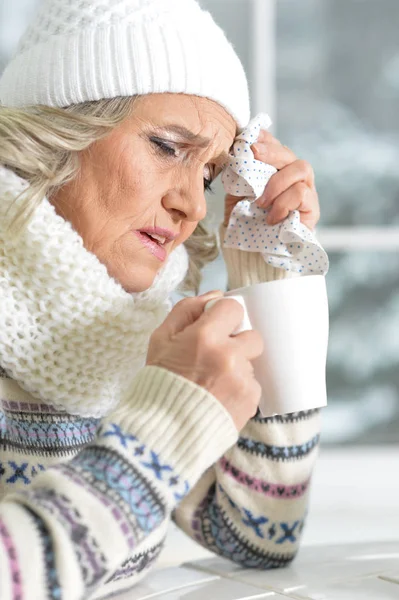 Senior kvinna känner sig sjuk — Stockfoto