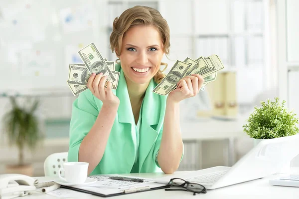 Glimlachende zakenvrouw in jonge — Stockfoto