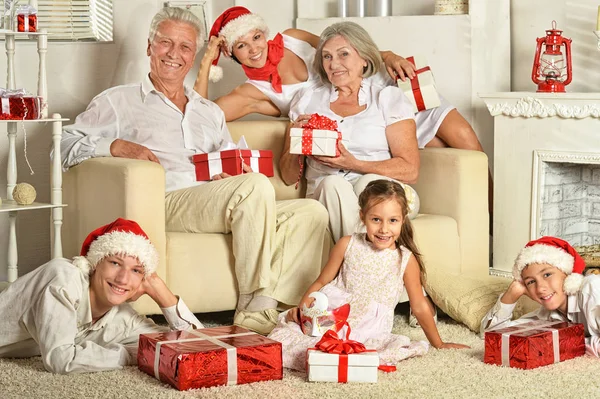 Rodzina z prezentami świątecznymi — Zdjęcie stockowe