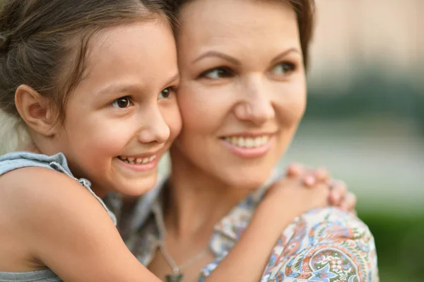 Porträtt av mor och dotter — Stockfoto