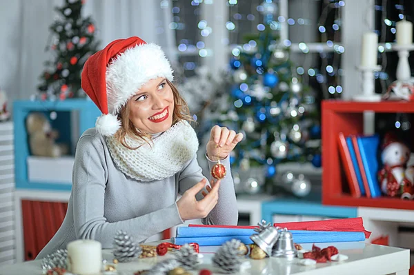 Frau mit Weihnachtsdekoration — Stockfoto
