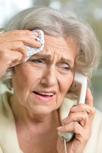 Donna anziana che parla al telefono — Foto Stock