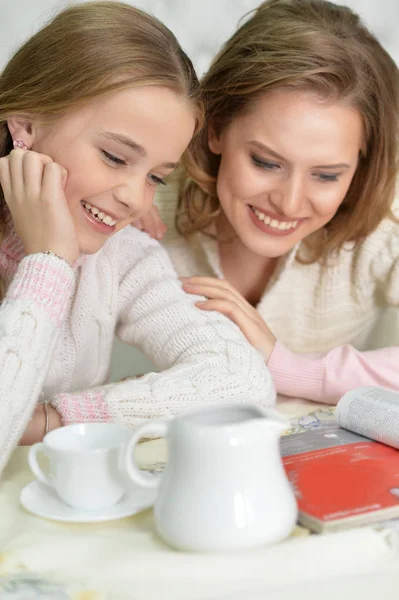 Glückliche Mutter und Tochter — Stockfoto