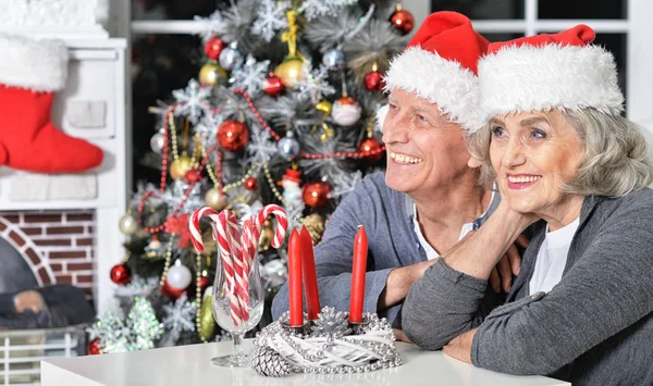 Äldre par firar jul — Stockfoto