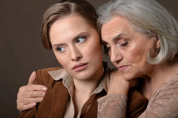 Donne anziane e giovani — Foto Stock