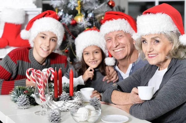 Familjen firar jul — Stockfoto