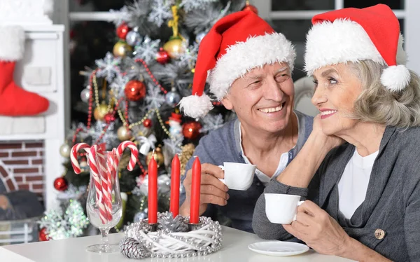 Casal sénior celebrando o Natal — Fotografia de Stock