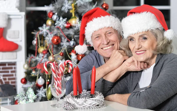 Casal sénior celebrando o Natal — Fotografia de Stock