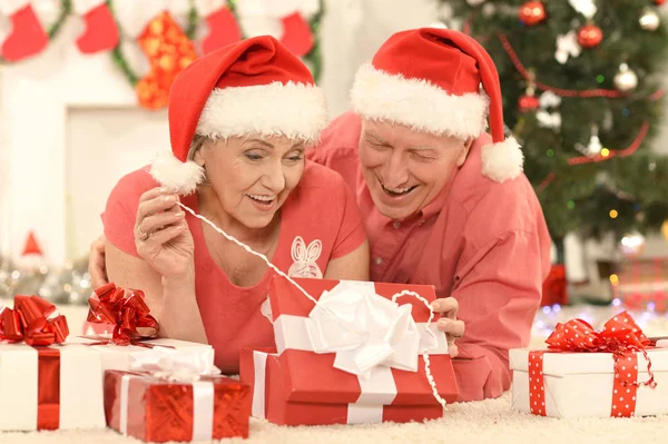 Pareja mayor celebrando la Navidad —  Fotos de Stock