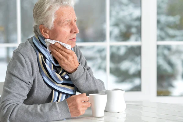 Älterer Mann trinkt Tee — Stockfoto