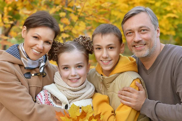 Familia feliz en el parque — Foto de Stock