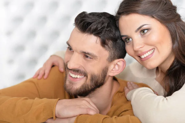 Feliz pareja joven — Foto de Stock