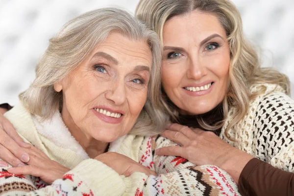 Senior woman with daugther — Stock Photo, Image