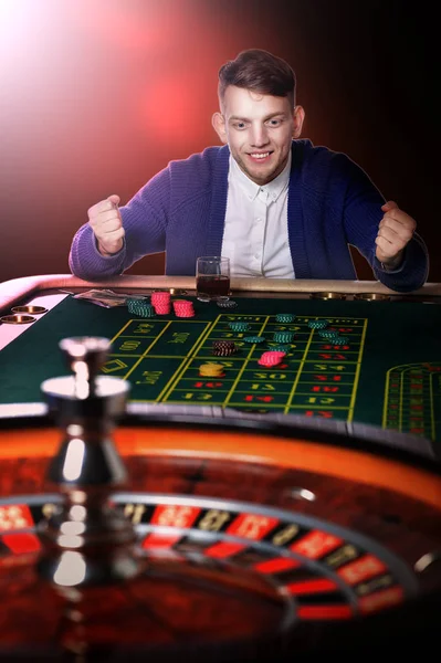 Hombre juega casino —  Fotos de Stock