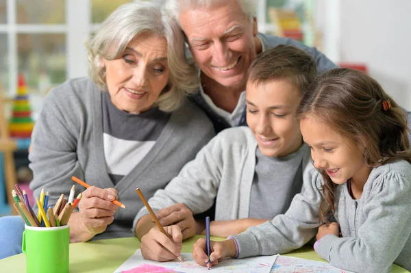 Grandparents and grandchildren drawing — Stock Photo, Image
