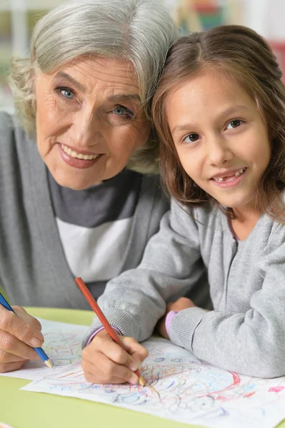 Бабушка и внучка рисуют — стоковое фото