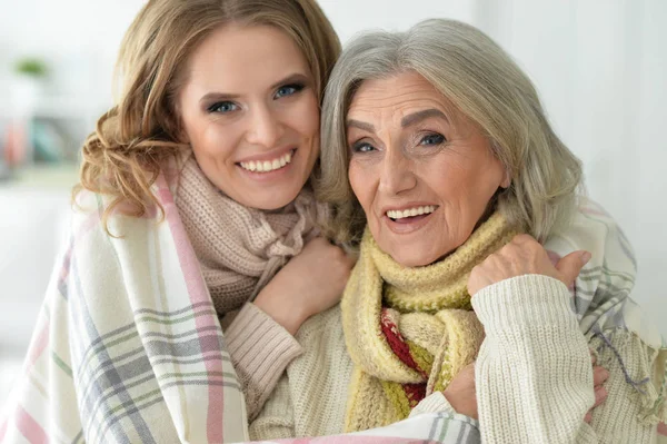 Senior moeder en haar dochter — Stockfoto