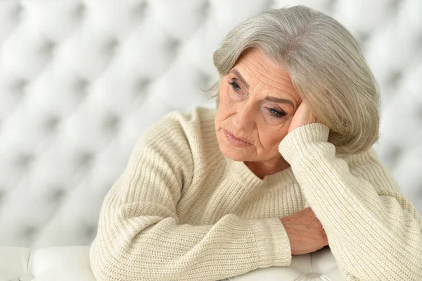 Donna anziana stanca — Foto Stock