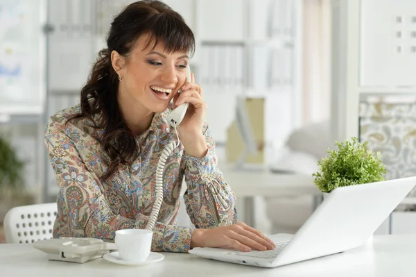 Femme d'affaires parlant au téléphone — Photo