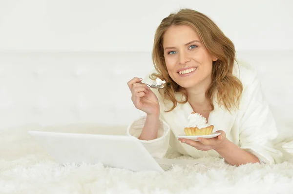 Vrouw eet cake — Stockfoto