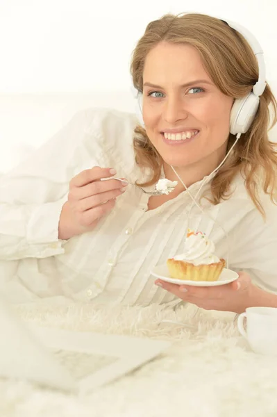 Молодая женщина ест торт — стоковое фото