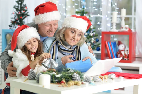 Familia preparándose para la Navidad —  Fotos de Stock