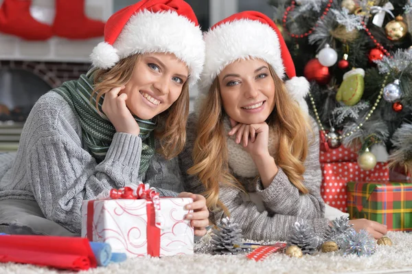 Chicas preparándose para la Navidad — Foto de Stock