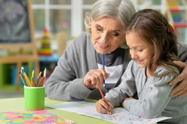 Бабушка и ребенок рисуют — стоковое фото