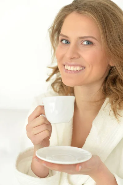 Młoda kobieta z herbatą — Zdjęcie stockowe