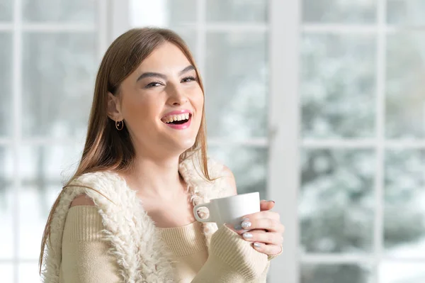 Chica bebiendo té — Foto de Stock