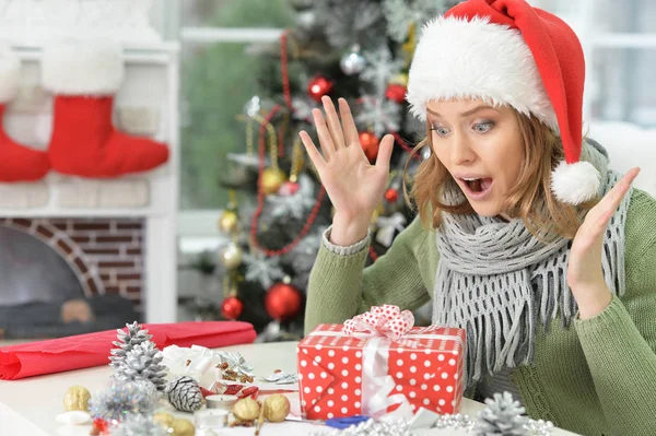 Mulher com presente de Natal — Fotografia de Stock