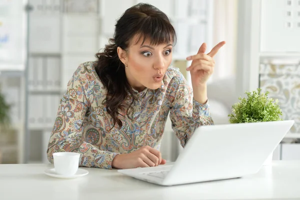 Aufgebrachte Frau mit Laptop — Stockfoto