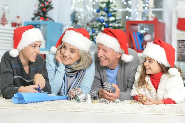 Familie mit Weihnachtsmann-Hüten — Stockfoto