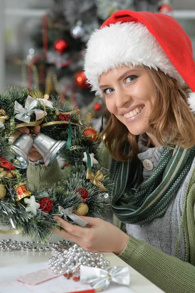 クリスマスの花輪を持つ女性 — ストック写真