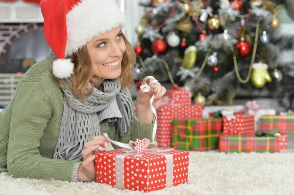 Donna con regalo di Natale — Foto Stock