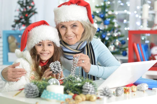 Großmutter und Kind bereiten sich auf Weihnachten vor — Stockfoto