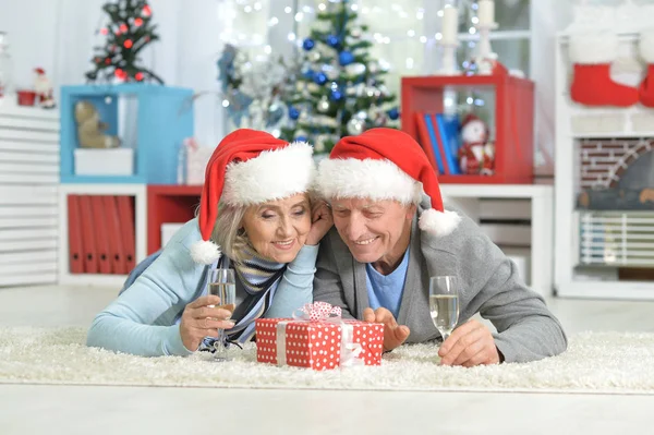 Casal sénior celebrando o Natal — Fotografia de Stock