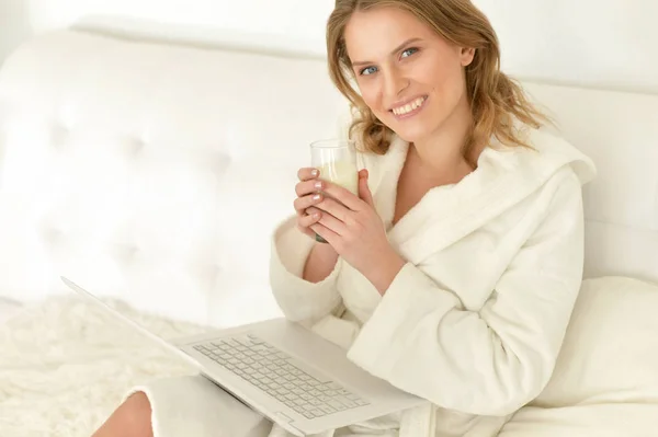 Joven bebiendo leche — Foto de Stock