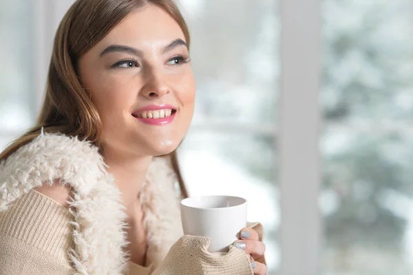 Chica bebiendo té — Foto de Stock