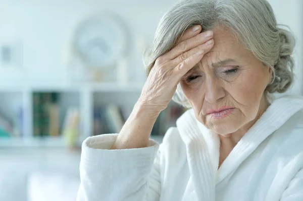 Ledsen ledsen senior kvinna — Stockfoto