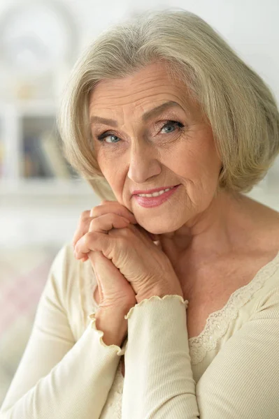 Smiling senior woman — Stock Photo, Image