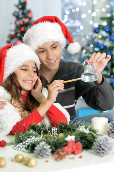 Irmão e irmã se preparando para o Natal — Fotografia de Stock