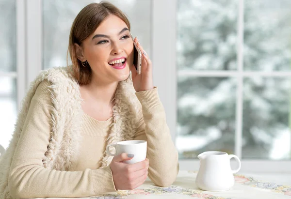 Menina falando em Smartphone — Fotografia de Stock