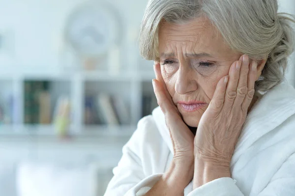 Donna anziana triste — Foto Stock