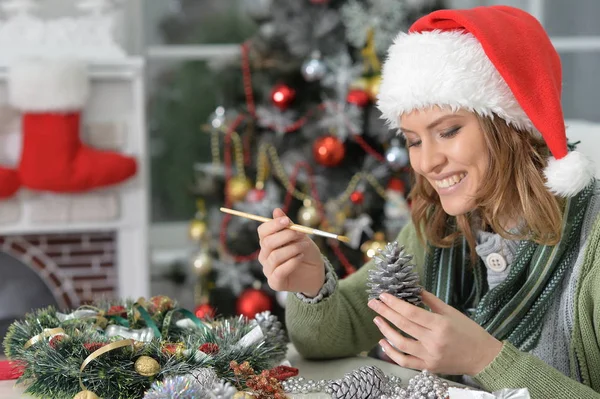 Kvinna som förbereder sig för jul — Stockfoto