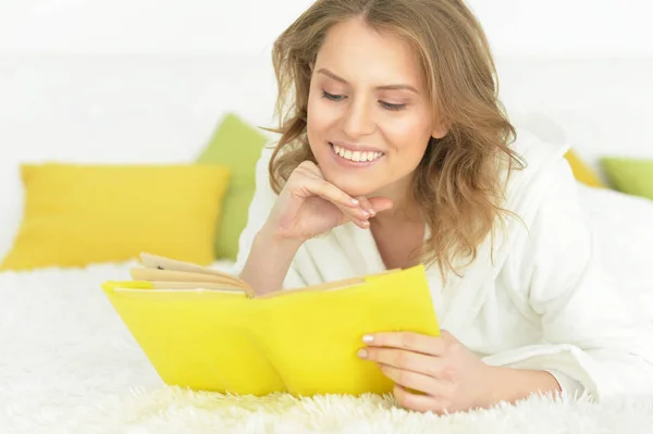 Girl reading book — Stock Photo, Image