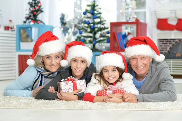 Rodzina świętuje Boże Narodzenie — Zdjęcie stockowe