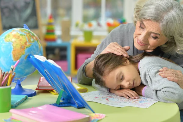 Oma en kind tekenen — Stockfoto