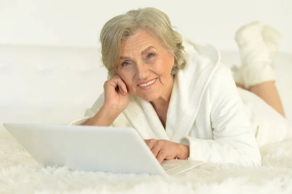 Mujer Seniour con portátil — Foto de Stock