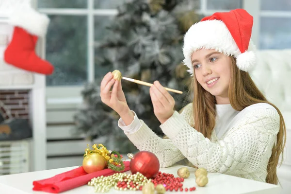 Chica preparándose para la Navidad —  Fotos de Stock